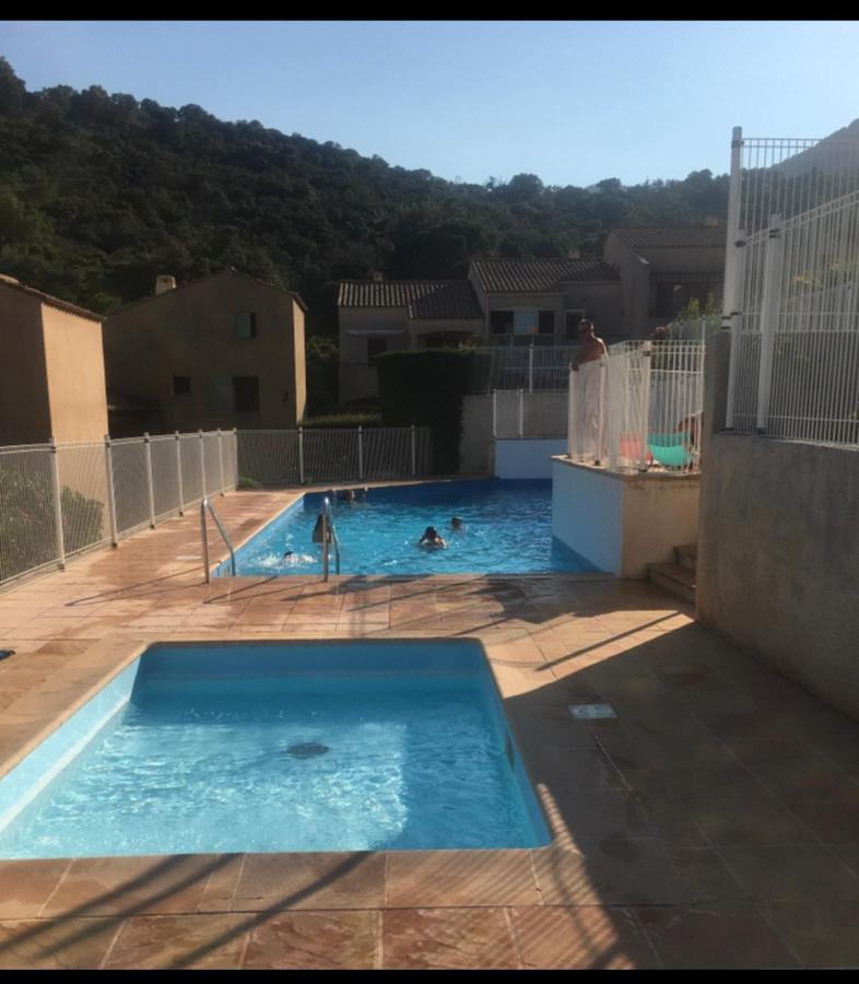 Cavalaire Vue Mer Au Loin Maisonnette Tout Equipee Pour 4 Personnes Avec Piscine Clim Wifi Velos Tv Barbecues Eksteriør bilde