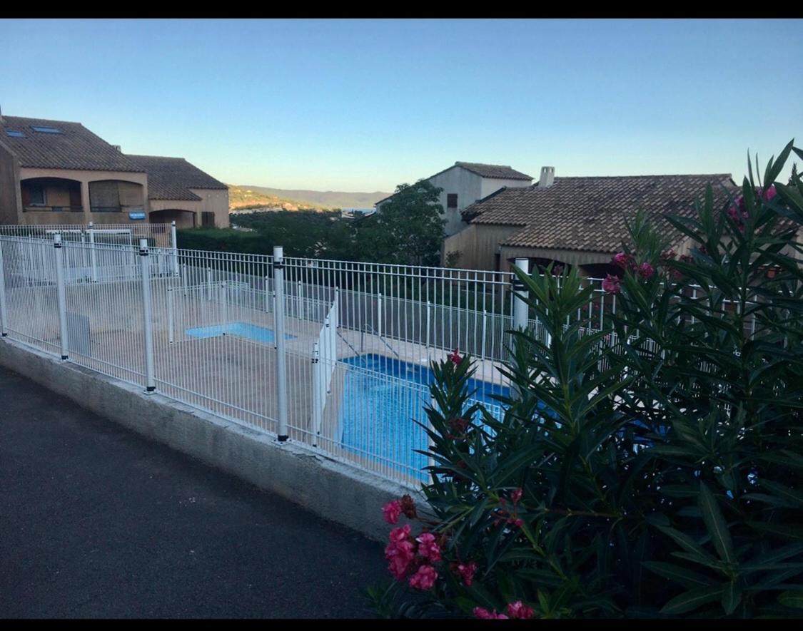 Cavalaire Vue Mer Au Loin Maisonnette Tout Equipee Pour 4 Personnes Avec Piscine Clim Wifi Velos Tv Barbecues Eksteriør bilde