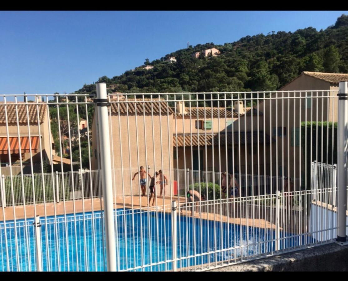 Cavalaire Vue Mer Au Loin Maisonnette Tout Equipee Pour 4 Personnes Avec Piscine Clim Wifi Velos Tv Barbecues Eksteriør bilde